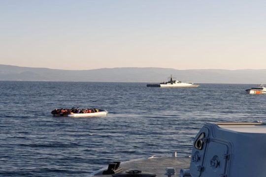 Λιμενικό: Η τουρκική ακτοφυλακή κατεύθυνε λέμβο με πρόσφυγες σε ελληνικά χωρικά ύδατα