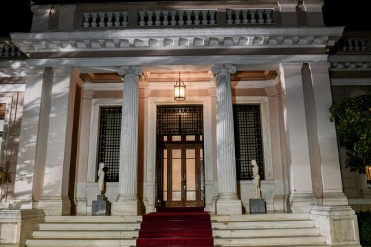 Το πανοπτικόν Μαξίμου και η μυωπική κυβέρνηση
