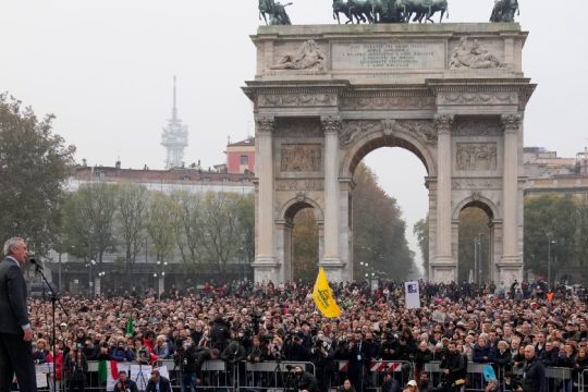 Aντιεμβολιαστές και επικριτές του «πράσινου πάσου» διαδήλωσαν στο Μιλάνο