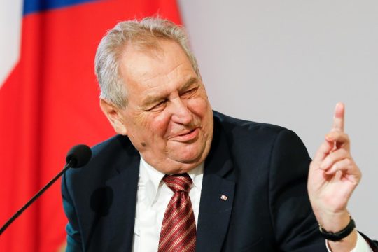 Βγήκε από το νοσοκομείο ο Τσέχος πρόεδρος για να διορίσει πρωθυπουργό