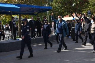Παρέλαση… διαμαρτυρίας στη Χίο, ενάντια στο νέο ΚΥΤ προσφύγων