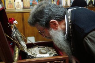 Τα… έψαλε στους ανυπάκουους και αντιεμβολιαστές ιερείς