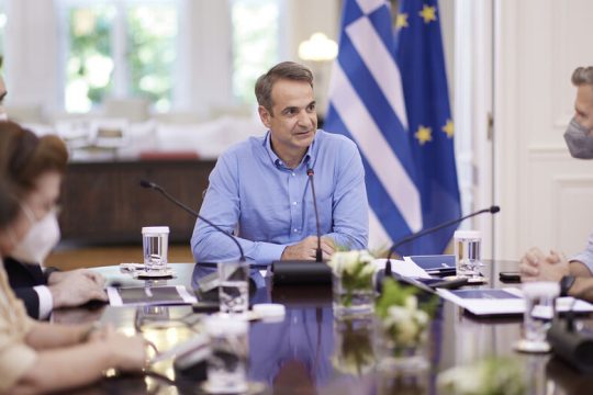 Με τον παπά και τον αστυνόμο