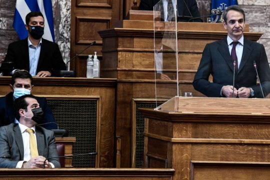 Καθησυχαστική η κυβέρνηση, ενώ ο κορονοϊός αλωνίζει ανενόχλητος 