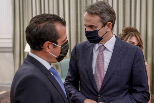 Κορονοϊός: Τρέχουν να προλάβουν μετά την τραγική χαλαρότητα