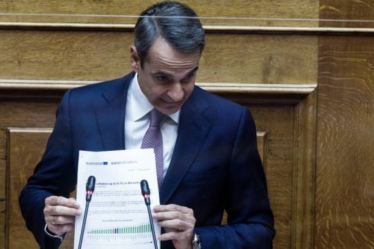 Με το αφήγημα πως οι αυξήσεις είναι προσωρινές η ομιλία Μητσοτάκη στη Βουλή