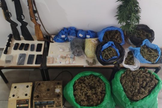Κρήτη: Απολογούνται οι «οκτώ» για τα όπλα και τα 11 κιλά ναρκωτικών ουσιών