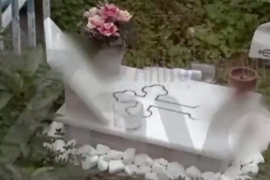 Περίεργη υπόθεση στα Καλύβια: Ιερέας μετέτρεψε την αυλή του σε νεκροταφείο