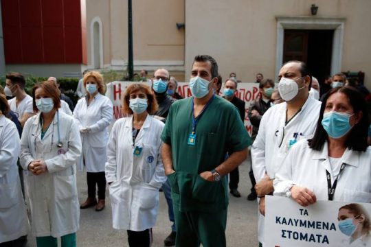 Κρύβονται ξανά πίσω από τους υγειονομικούς για την τραγωδία με τις ΜΕΘ