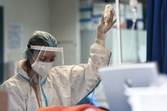 Τα νοσοκομεία στενάζουν, η κυβέρνηση κωφεύει