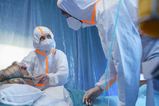 Αδειάζουν νοσοκομεία για να μετατραπούν σε μόνο Covid και μεταφέρουν ασθενείς σε ιδιωτικές κλινικές