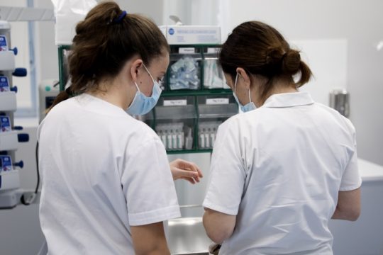 Χορήγηση μονοκλωνικών αντισωμάτων – Η διαδικασία και τα νοσοκομεία