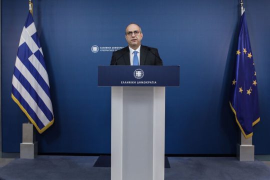 Θρασύτατη παραδοχή της κυβέρνησης για τα «φακελώματα»