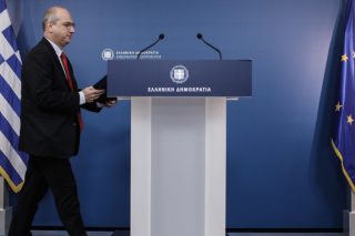 Βολές κατά Οικονόμου για τη μεταφόρτωση ευθυνών στους γιατρούς