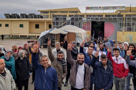 Οινόφυτα: Κλειστή η προσφυγική δομή – Διαμαρτυρία για μαζικές απορρίψεις Κούρδων