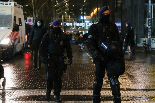 Νυχτερινή απαγόρευση κυκλοφορίας στην Ολλανδία και επιπλέον μέτρα