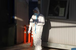 Επιστράτευσαν γιατρούς άλλων νοσοκομείων, ακόμη και ανεμβολίαστους