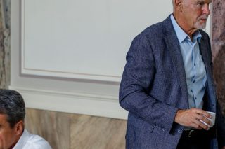 «Καρφιά» για το πρώτο γκάλοπ