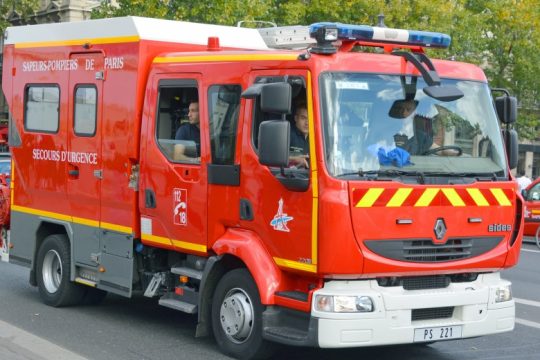 Υπό έλεγχο η μεγάλη φωτιά σε κτίριο στο κέντρο του Παρισιού