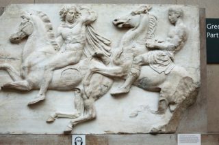 Ισχυροποιείται το ελληνικό αίτημα «επαναπατρισμού» από μια…δημοσκόπηση του 2018;