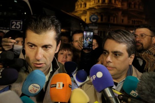 Το κεντρώο κόμμα των Πέτκοφ-Βασίλεφ κερδίζει της εκλογές στη Βουλγαρία