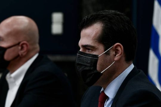 Μέτρα μόνο για ανεμβολίαστους μπροστά στο «τσουνάμι» κρουσμάτων