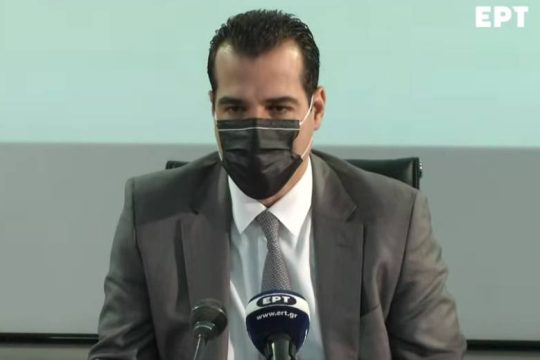 H χώρα φλέγεται, η κυβέρνηση κατηγορεί τους ανεμβολίαστους