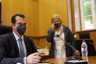 Η πανδημία καλπάζει και το Μαξίμου περί άλλα τυρβάζει