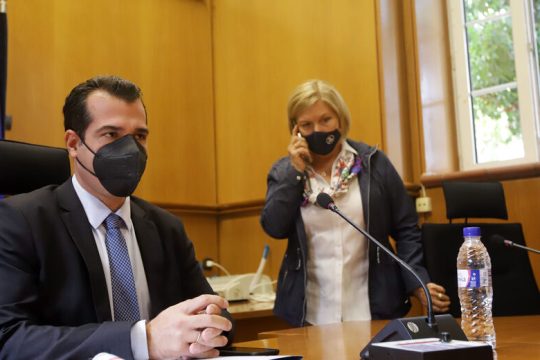 Η πανδημία καλπάζει και το Μαξίμου περί άλλα τυρβάζει