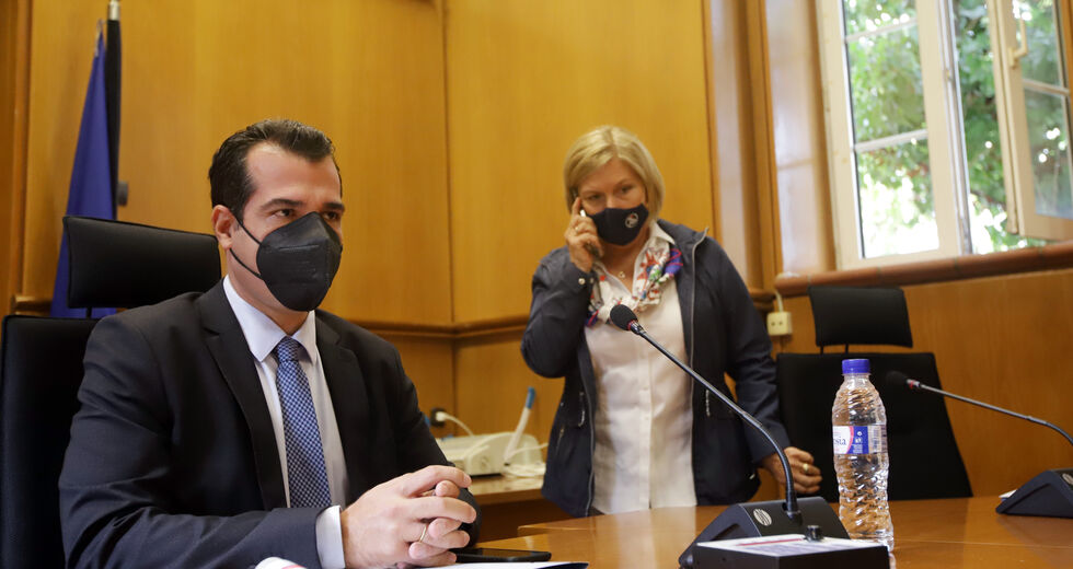 Η πανδημία καλπάζει και το Μαξίμου περί άλλα τυρβάζει