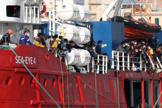 Με σημάδια βασανιστηρίων έφτασαν στη Σικελία 800 μετανάστες
