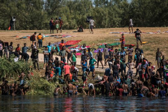 Χιλιάδες Αφγανούς πρόσφυγες υποδέχεται καθημερινά το Ιράν – Αμέτοχη η διεθνής κοινότητα