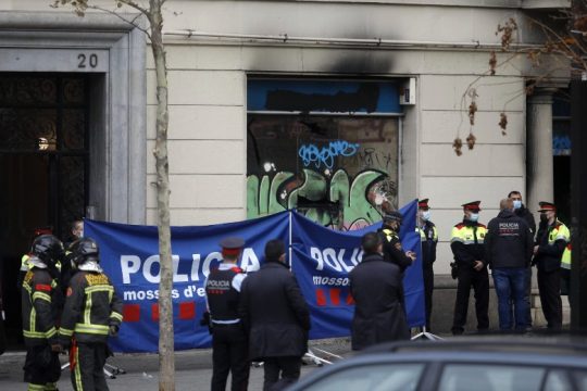 Τραγικός θάνατος οικογένειας από πυρκαγιά σε κατάληψη στη Βαρκελώνη