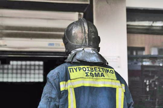 Ζημιές από φωτιά σε κατάστημα με στρώματα στον Πειραιά