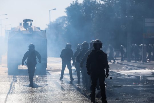Το καλοκαίρι τους έλεγαν ήρωες, τώρα τους έπνιξαν στα χημικά