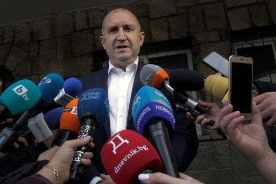 Ξανά στην προεδρία της Βουλγαρίας ο Ράντεφ, σύμφωνα με τα exit polls