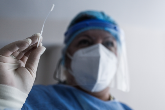 Έσπασε το φράγμα των 7.000 κρουσμάτων κορονοϊού – Άλμα νέων θανάτων