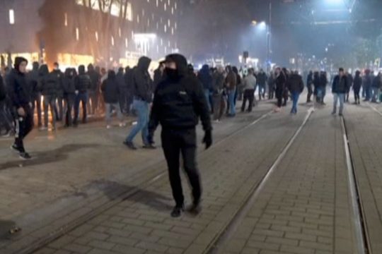 Επτά τραυματίες από αστυνομικά πυρά σε διαδήλωση κατά των μέτρων στο Ρότερνταμ