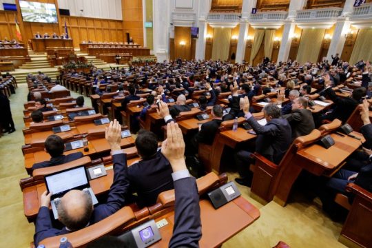Σταθεροποιείται η πολιτική σκηνή στη Ρουμανία με τον σχηματισμό συγκυβέρνησης