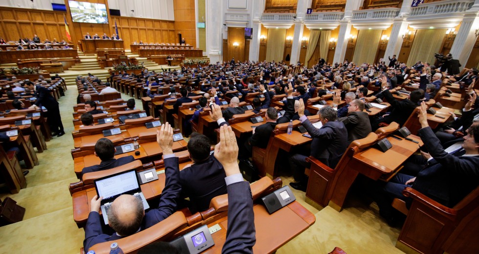 Σταθεροποιείται η πολιτική σκηνή στη Ρουμανία με τον σχηματισμό συγκυβέρνησης