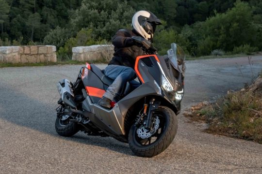 Το πρώτο crossover scooter