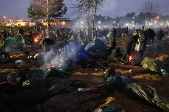 Συνέχεια στο σκληρό μπρα ντε φερ, ενώ πρόσφυγες συλλαμβάνονται και μεταφέρονται