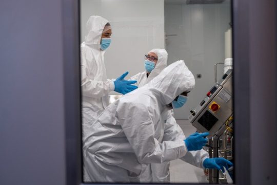 Με ανεβασμένους τους σκληρούς δείκτες της πανδημίας κλείνει ο Νοέμβρης