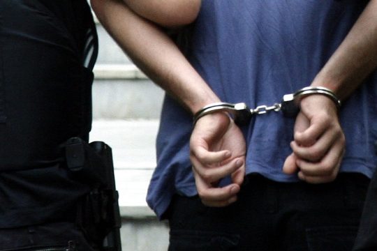 Ο Στράτος με τις χειροπέδες [τους]