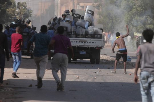 Δακρυγόνα κατά διαδηλωτών στο Σουδάν, πάνω από 11 οι νεκροί της Τετάρτης