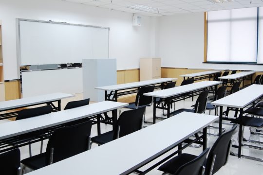 Η έλλειψη καθηγητών στο μοναδικό ελληνικό Γυμνάσιο-Λύκειο Λονδίνου οδηγεί στο κλείσιμό του. Να εμποδίσουμε να γίνει αυτό!