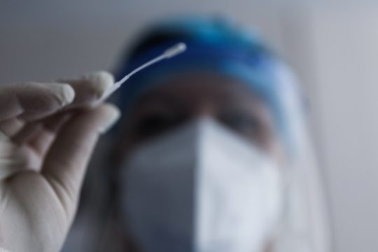 Παραμένει κυρίαρχη η «Δέλτα», εντοπίστηκαν πέντε στελέχη με την υποπαραλλαγή ΑΥ.4.2