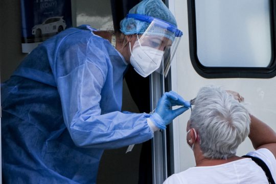 Πάνω από 6.000 και πάλι τα νέα κρούσματα και 49 θάνατοι