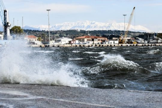 Συννεφιά, τοπικές βροχές και βοριάδες