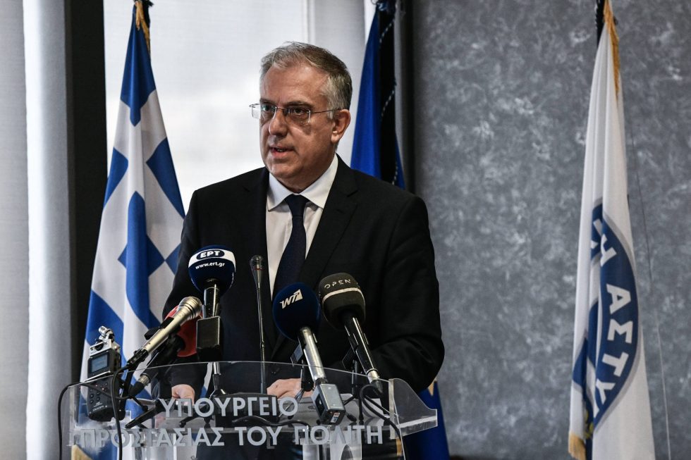 Μέτρα στην κατεύθυνση κάλυψης της αστυνομικής αυθαιρεσίας ανακοίνωσε ο Θεοδωρικάκος